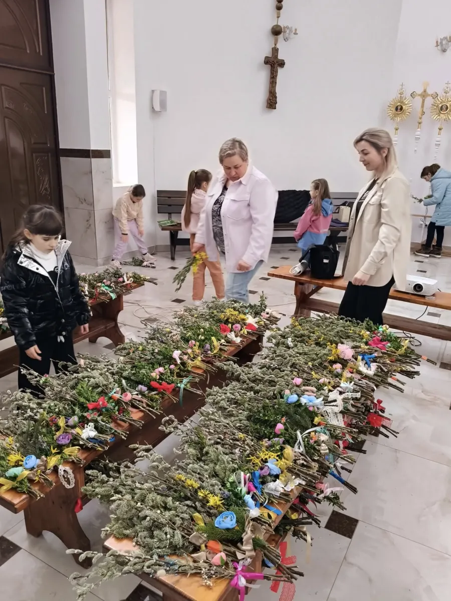 Голиняни розібрали усі 500 вербових букетиків. Фото: Парафія Покрови Пресвятої Богородиці с. Голинь/Фейсбук