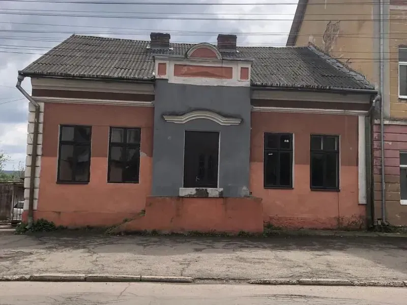 Будівля примикає до сусідньої споруди, де розташована станція швидкої допомоги