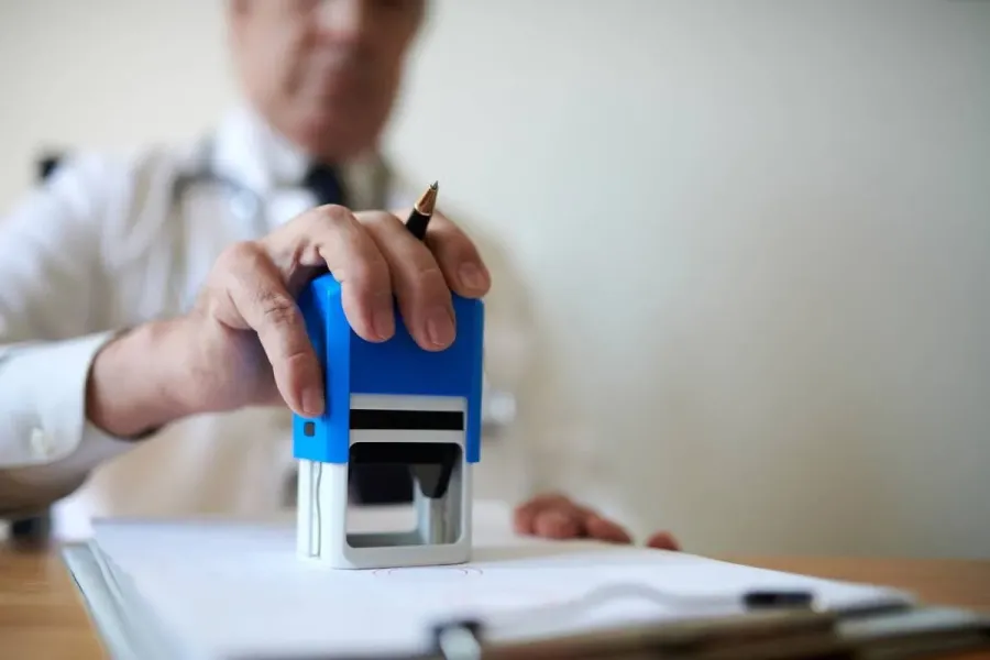 Ілюстроване фото. Чоловік переконував, що підробив офіційні документи вдома