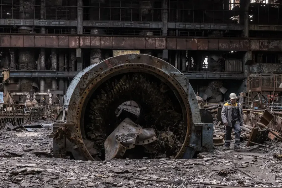 Обладнання на українській теплоелектростанції, пошкоджене російським ракетним ударом. Фото: Оксана Парафенюк для The Washington Post