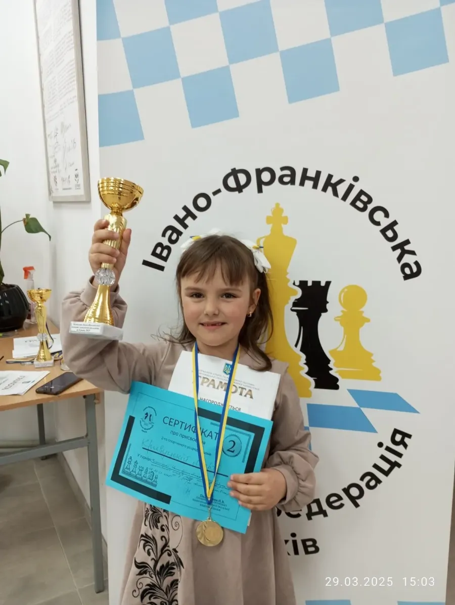 Дівчинка займається у Калуському позашкільному закладі освіти «Кімната школяра»