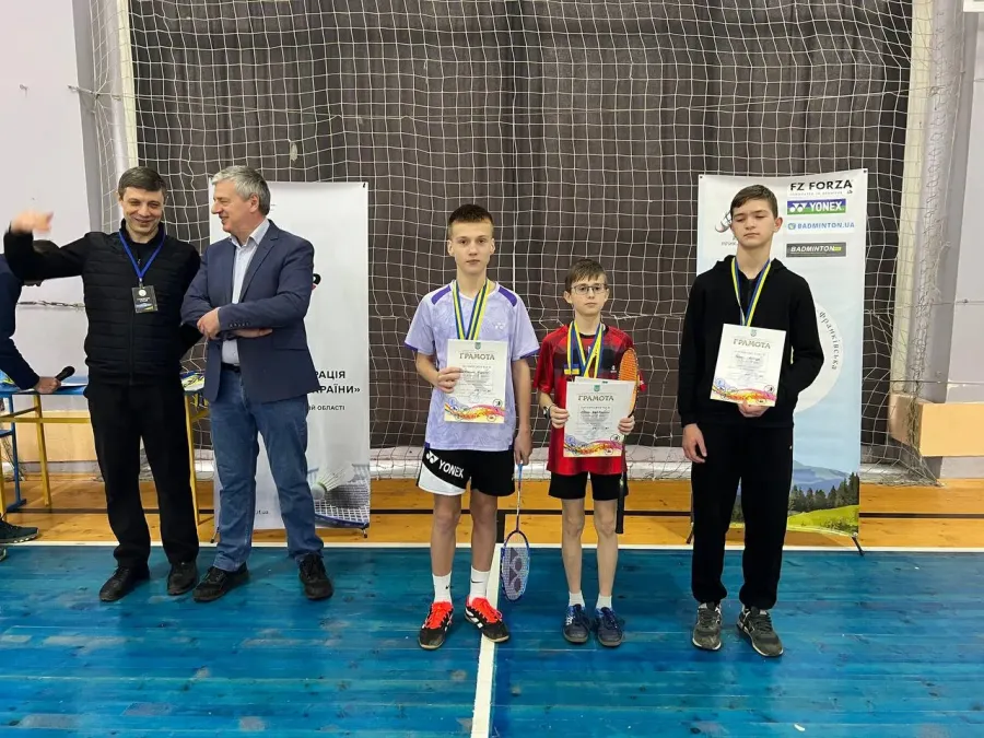 Шестикласник Макар Вербовецький (другий справа) став двічі чемпіоном області