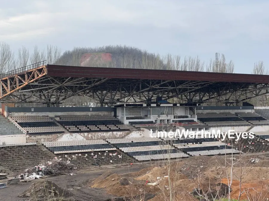 З трибун демонтовано майже всі сидіння, частина їх валяється поруч у смітті