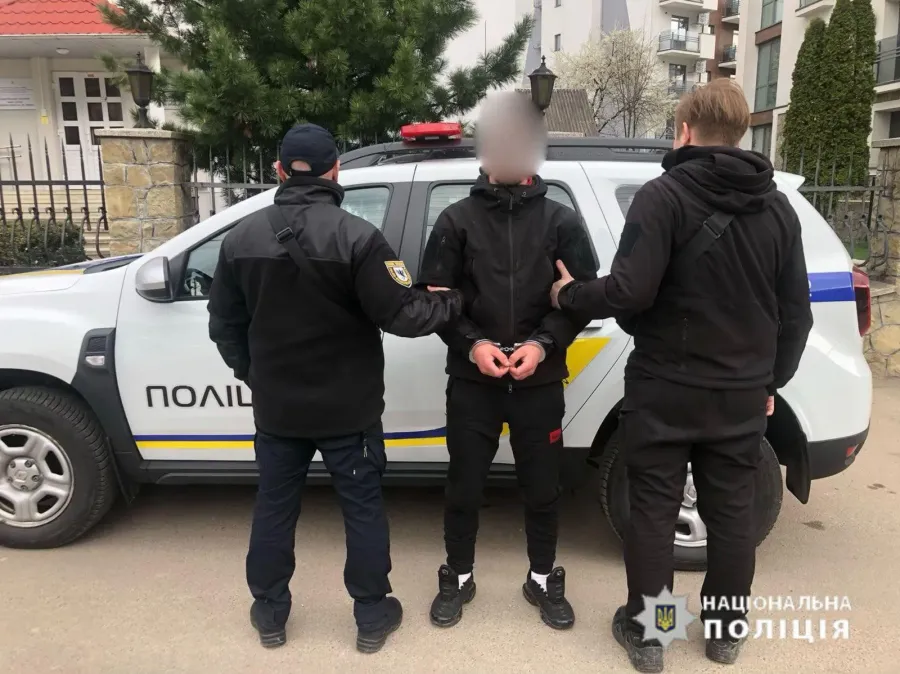 Прикарпатські поліцейські затримали наркозбувача