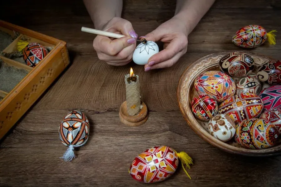 Ілюстроване фото. Учасники майстер-класу власноруч створюватимуть писанки 