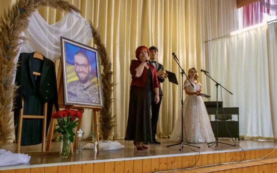 Учасники балу поспілкувались з однокурсниками та побратимами Олександра. Фото: Калуська міська рада