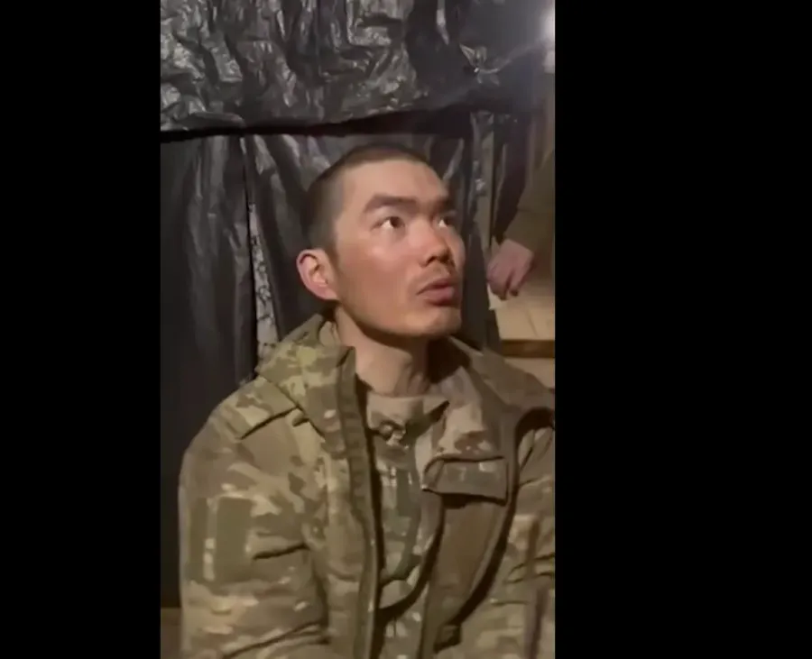 Двох громадян Китаю взяли у полон. Фото: скрін із відео