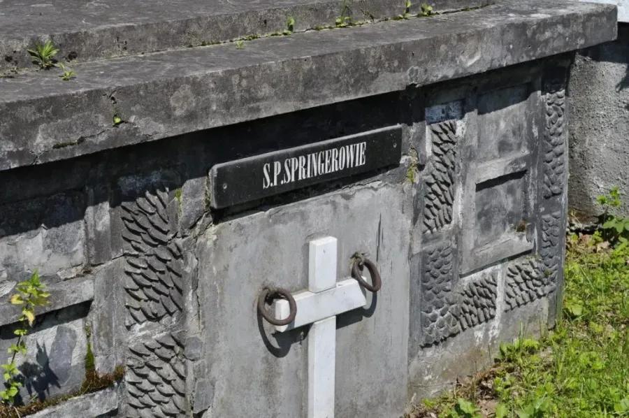 Ришард Шпрінгер відновив склеп на старому цвинтарі Калуша і зробив таблицю з написом «Ś.P. SPRINGEROWIE»