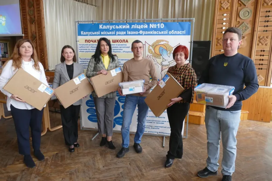 Два калуський ліцеї отримали 32 ноутбуки