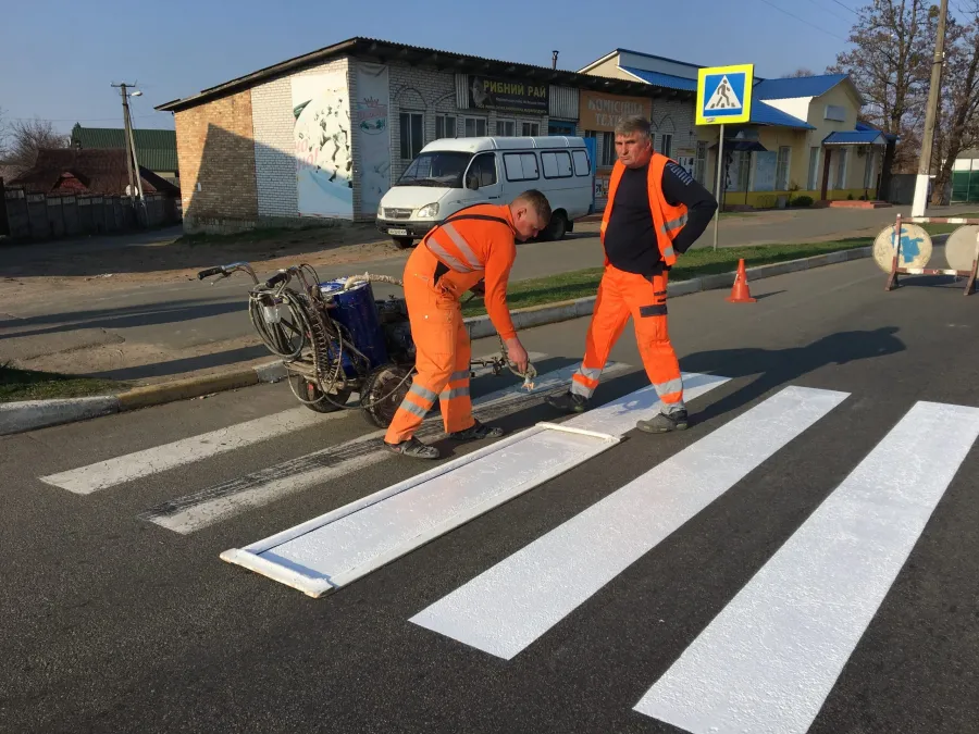 Ілюстроване фото. Гарантійний термін експлуатації дорожньої розмітки — 6 місяців