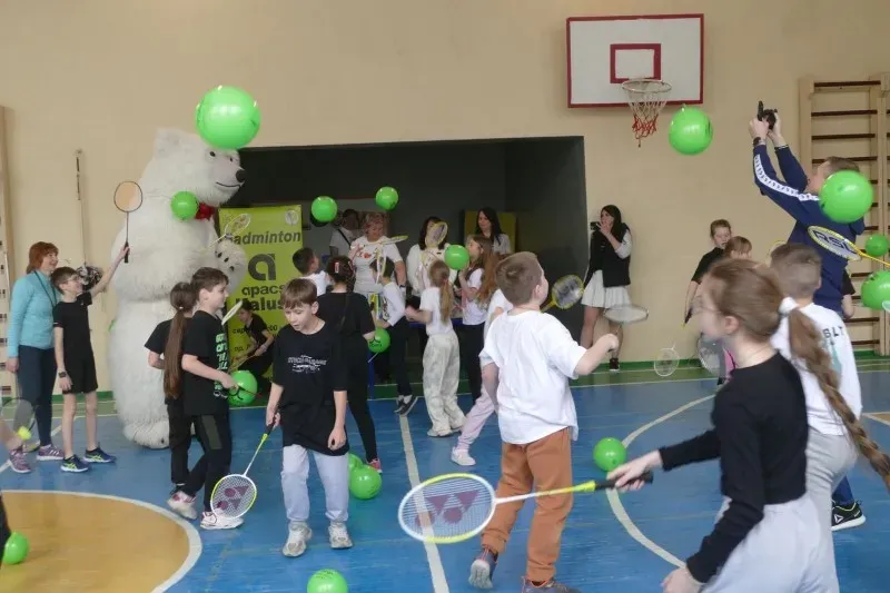 Дітям подарували ракетки і воланчики виробництва малайзійської фірми. Фото: Калуська міська рада