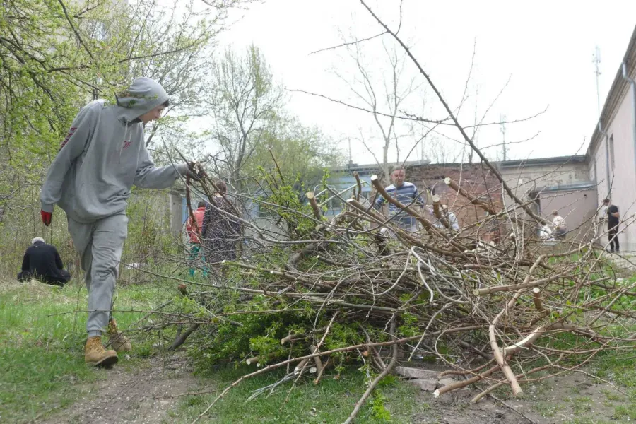На практиці прибирати знову довелося трудовому десанту із муніципалів та надзвичайників