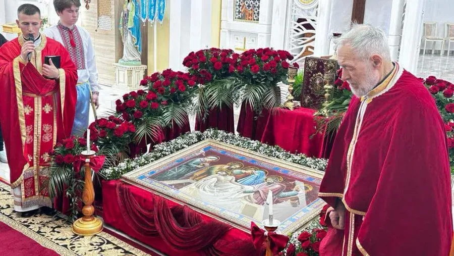 Щороку парафіяни мають можливість долучитись до квіткового оздоблення Плащаниці. Фото: Іван Мазурик