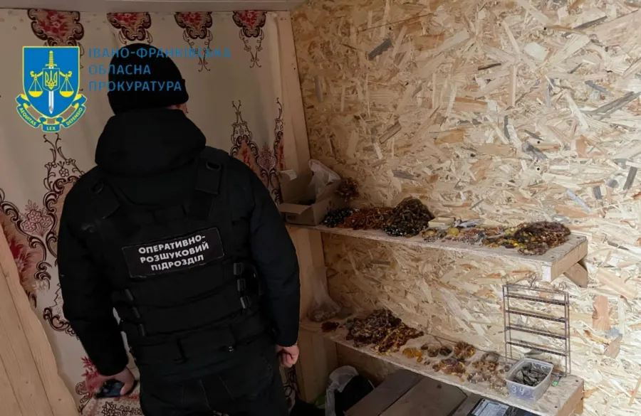 Вироби з бурштину відправляли за допомогою логістичних компаній