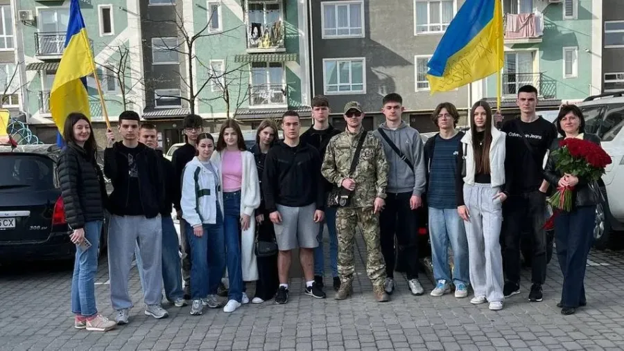 Для зустрічі друзі та родичі підготували плакат із написом "Вітаємо вдома"