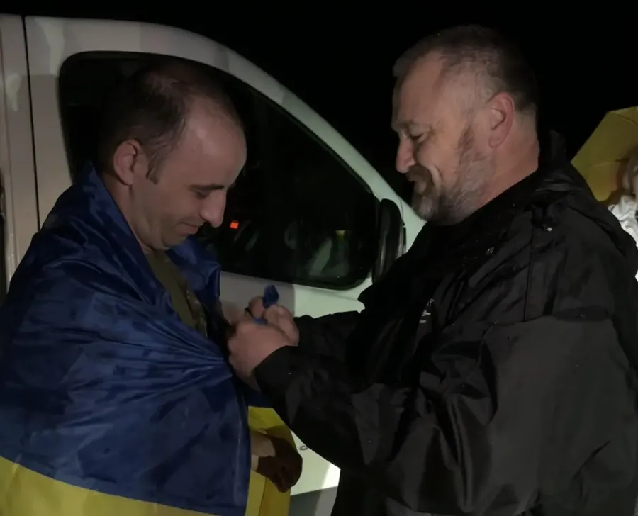 Перші хвилини зустрічі бійця на малій батьківщині. Фото: Іван Дирів/Фейсбук