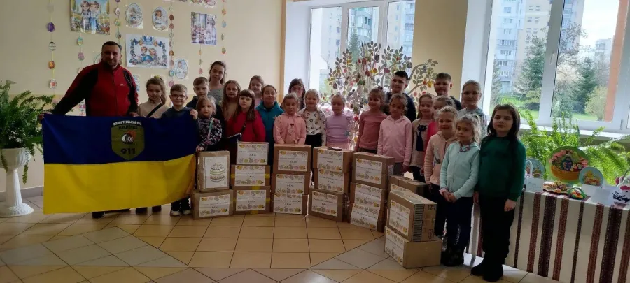 В Калуській початковій школі №11 пройшла благодійна акція на допомогу ЗСУ "Великдень Разом"