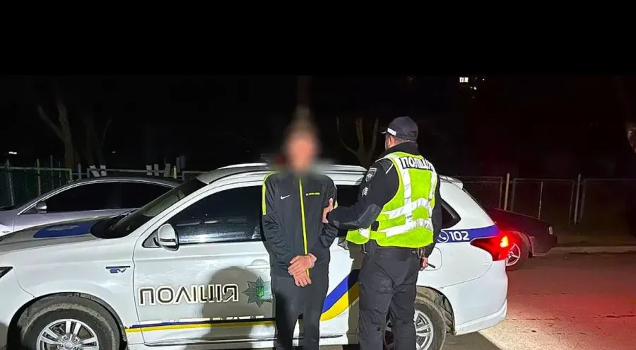 Наразі правоохоронці з'ясовують мотив вчинення злочину