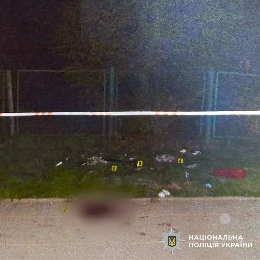 На вулиці зловмисник ножем поранив чоловіка та жінку