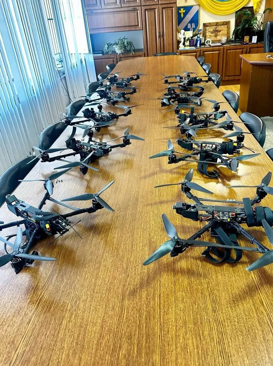 FPV-дрони здатні влучно уражати ворожу техніку та живу силу