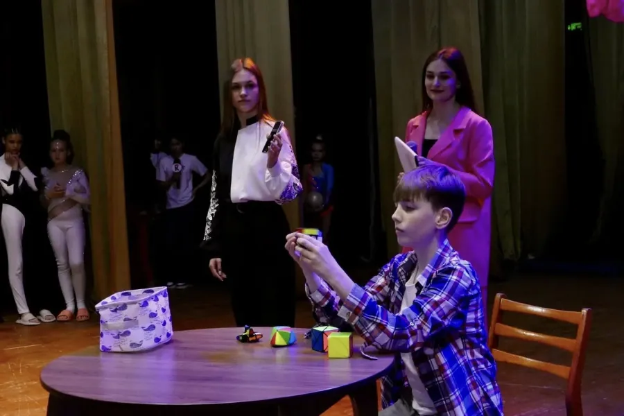 Конкурсанти представили шістнадцять виступів різних напрямків, серед яких було складання кубика Рубика