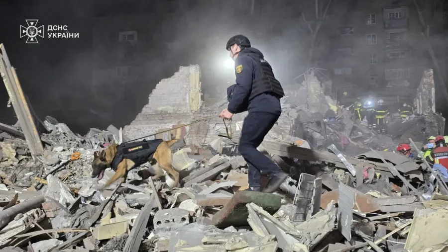 За попередніми даними, загинули 9 людей, 63 постраждалих. Фото: ДСНС