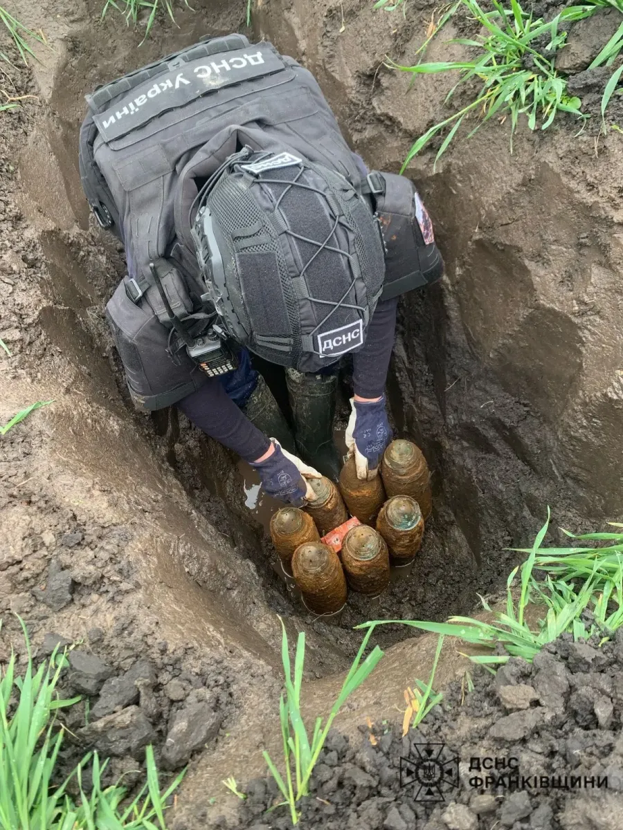 Ілюстроване фото. Піротехніки знешкодять застарілі вибухонебезпечні предмети
