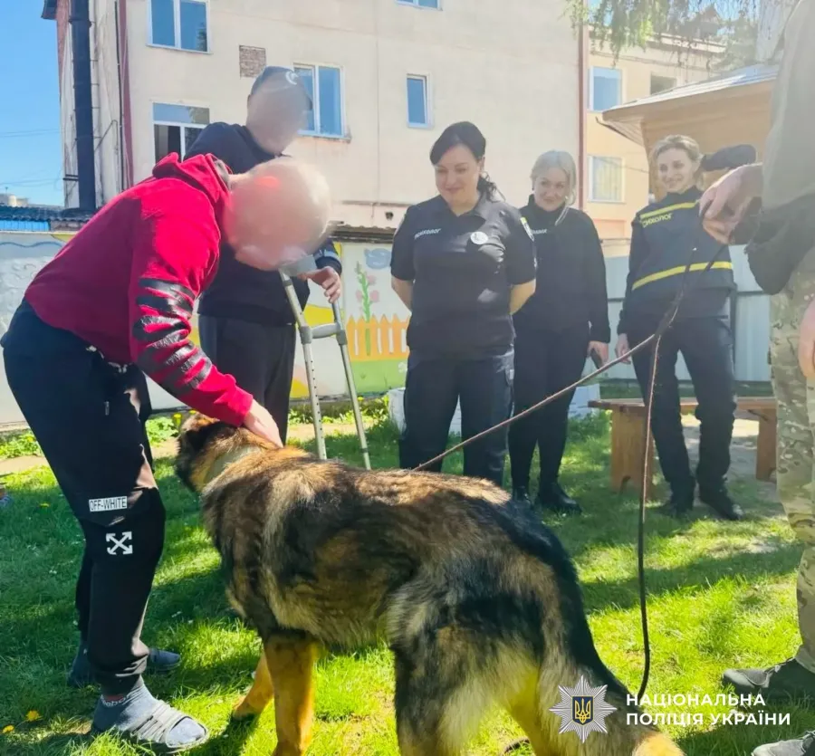 Заняття зі службовими собаками допомагають швидшому одужанню бійців