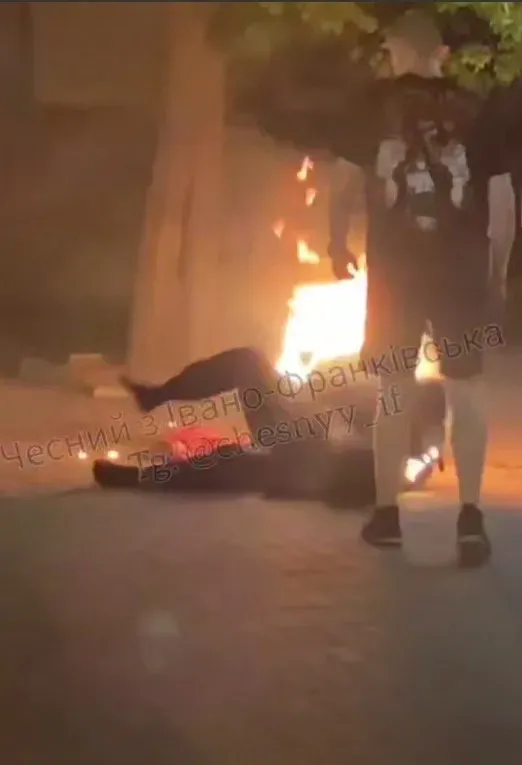 У чоловіка виявлені незначні опіки. Фото: скрін із відео/Телеграм