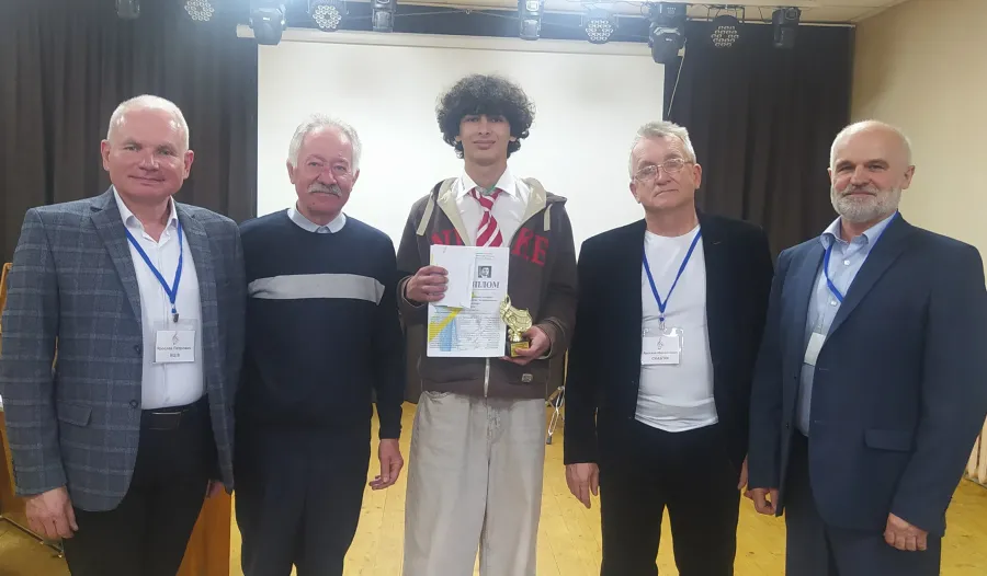 Володар Гран-прі Орест Мудрик з членами журі та своїм наставником Михайлом Пробоївим