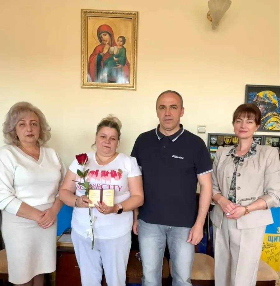 Пані Марія — мати п’ятьох дітей, яку визнано гідною цієї відзнаки за материнську самопожертву