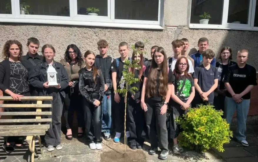 У дворику ліцею учні в пам'ять про загиблого захисника висадили гліцинію — дерево пам’яті