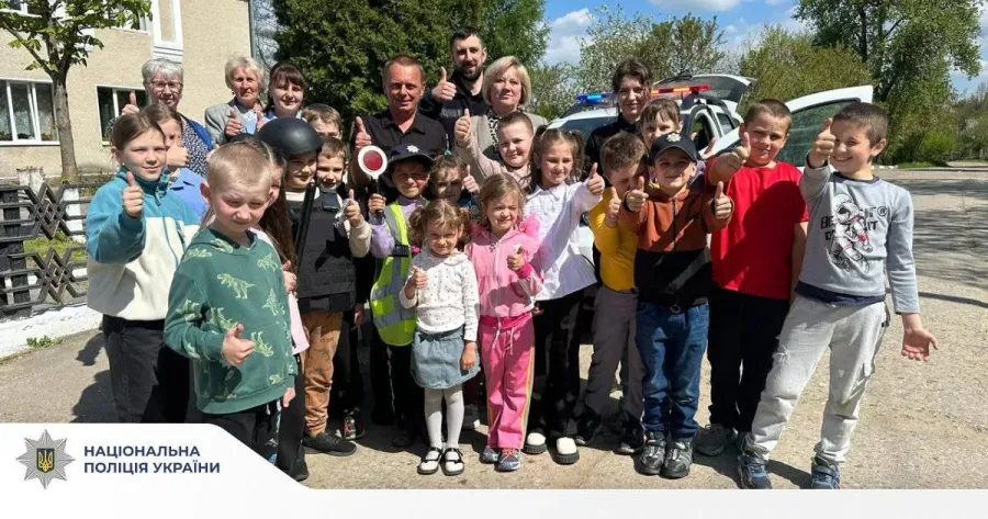 Під час зустріч поліцейські нагадали дітям основні правила безпечної поведінки на дорозі