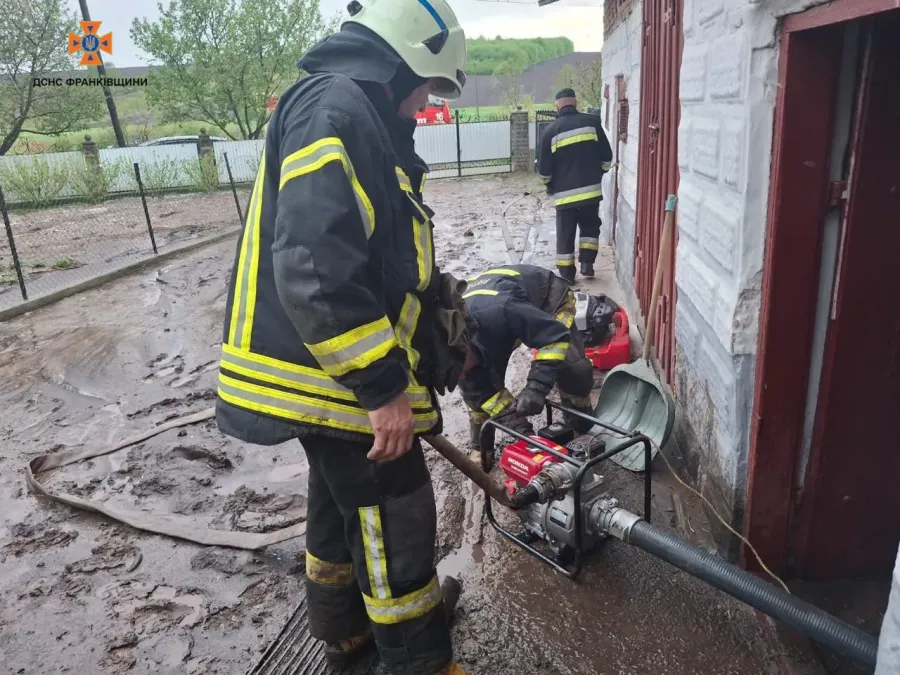 Рятувальники відкачували воду з будинків та підвалів