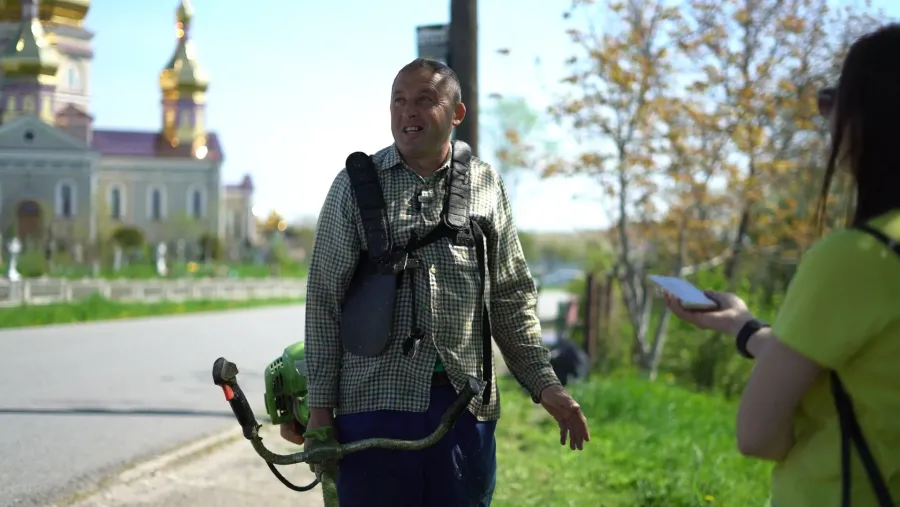 "Хлопці воюють, недоїдають, недосипають, гинуть, а ми маємо зберегти гарною їхню маленьку батьківщину", — каже Іван Жураківський