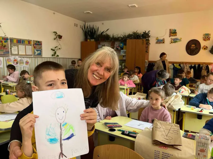 Діти асоціюють захисників з ангелами сучасності. Фото: Радіон Прокопчук