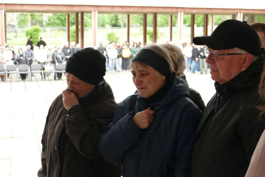 Пам'ять загиблих випускників вшанували рідні, представники влади, вчителі та учні ліцею №10
