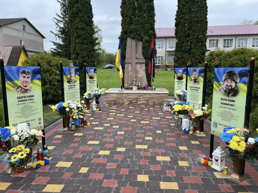 Честь відкрити меморіальні знаки належала найдорожчим — рідним Героїв