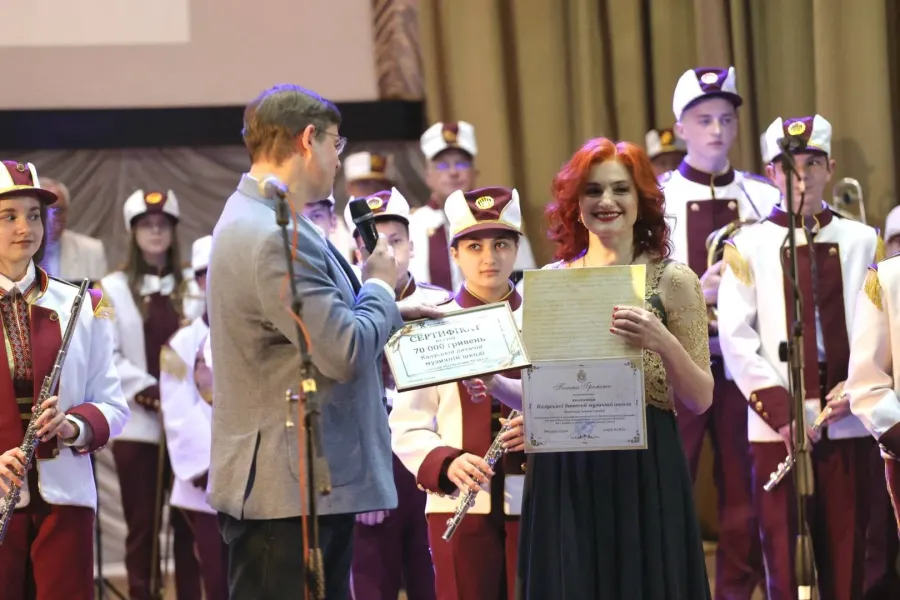До ювілею колектив музичної школи отримав сертифікат на 70 тисяч гривень. Фото: Калуська міська рада