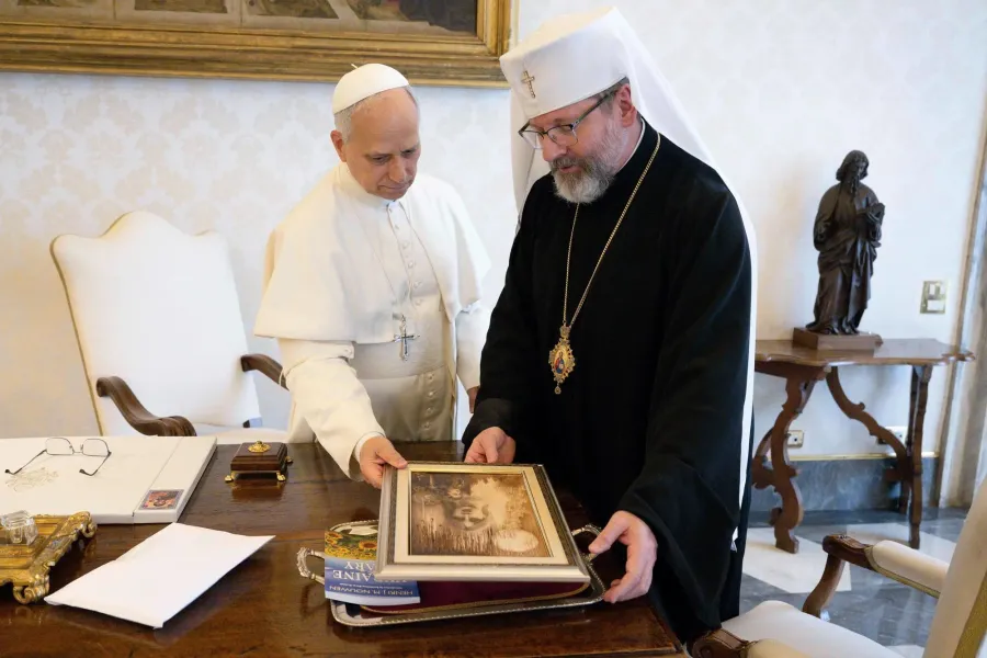 Предстоятель УГКЦ подарував Папі Римському символічну картину. Фото: Vatican Media