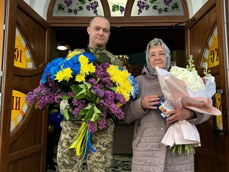 Олександр Складановський з матір'ю. Івано-Франківщина, 18 травня 2025. Фото: Суспільне Івано-Франківськ