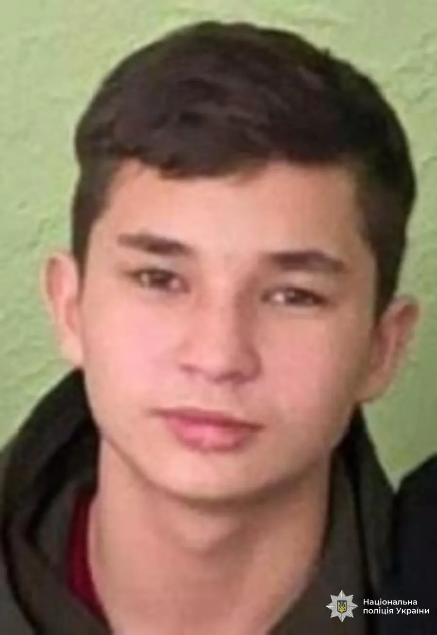Хлопець був одягнений у чорний одяг