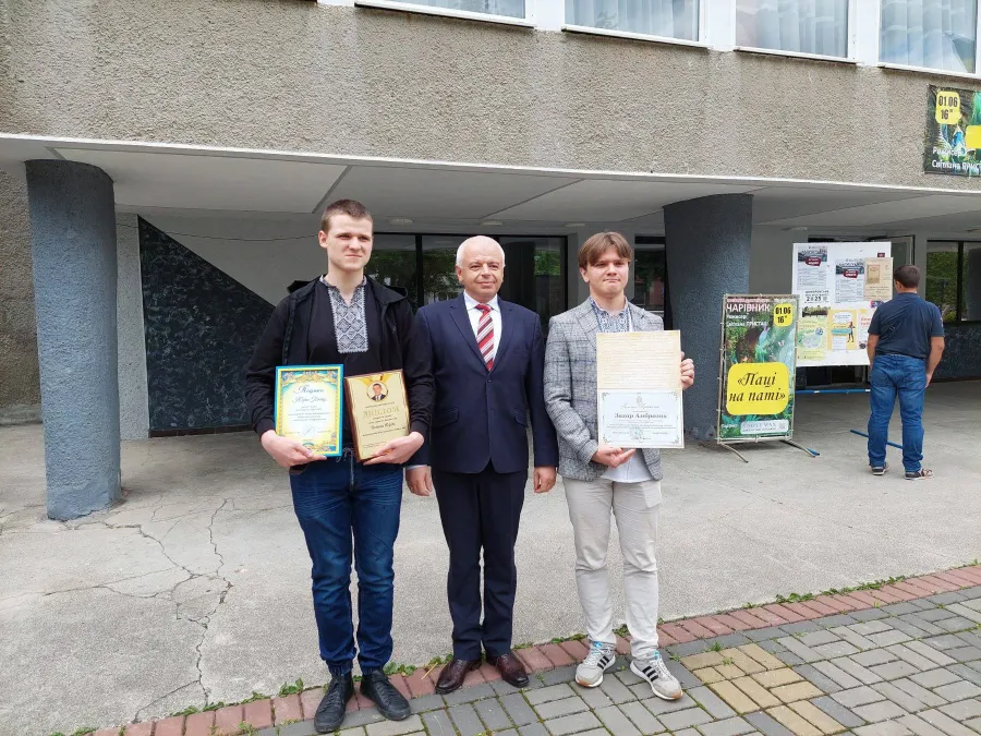 Випускники-переможці ліцею №5 з вчителем Володимиром Чабаранком. Фото: Оля Сербін/Фейсбук; Калуська міська рада