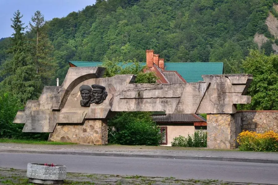 На місці меморіалу захисникам раніше вшановували радянських вояків