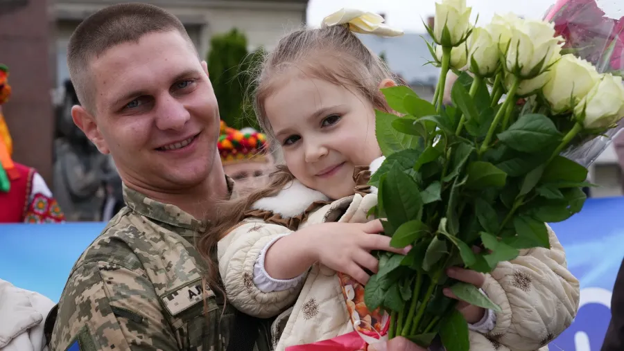 Зустріч звільненого з полону Володимира Алєксєєва у Надвірній. Фото: Суспільне Івано-Франківськ