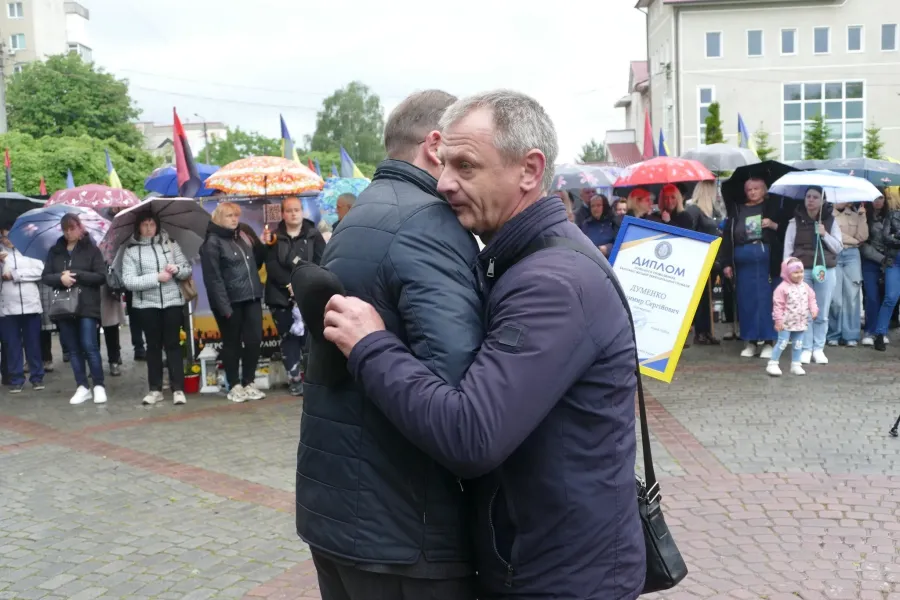 Церемонія відбулась в глибокій тиші, в якій звучали молитва та подяка. Фото: Калуська міська рада