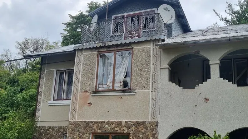 Уламки безпілотника пошкодили вісім вікон й троє дверей у двох будинках