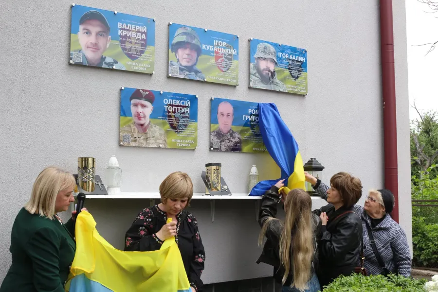 На фасадах закладів освіти встановлено вісім меморіальних таблиць.