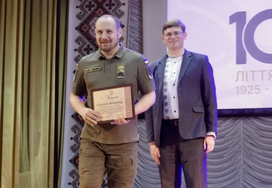 Подячні відзнаки очільник громади вручив військовослужбовцям, членам СУМу. Фото: Калуська міська рада