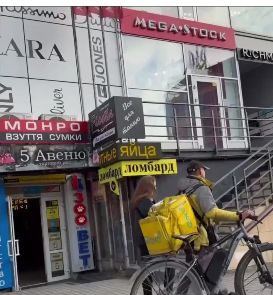 Неповнолітні "зламали" рекламні вивіски в Івано-Франківську. Фото: "Труха Івано-Франківськ"